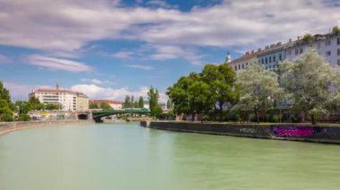 viyana şehir güneşli gün ünlü nehir kenarı plaj panorama 4k timelapse avusturya