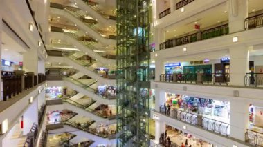 Kuala Lumpur, Malezya - Haziran 2019: Ünlü Petronas Kuleleri Suria klcc Alışveriş Merkezi Ocak 2019 Kuala lumpur, Malezya.