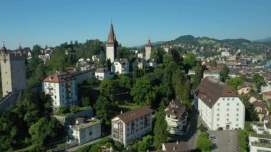 luzern şehir ünlü kale yaz günü günbatımı zaman hava panorama 4k İsviçre üzerinde uçuş