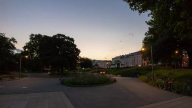 viyana şehir akşam alacakaranlık kalabalık resselpark metro girişi panorama 4k timelapse avusturya