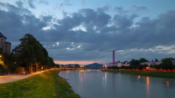 Zonsondergang Nachtverlichting Salzburg City Riverside Panorama Timelapse Oostenrijk — Stockvideo