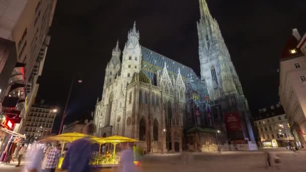 夜照明维也纳市中心著名的大教堂广场全景 延时奥地利 — 图库视频影像