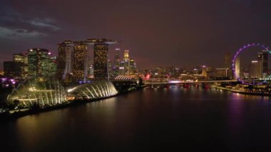 Singapur-Şubat 4 2019: gece Singapur şehir Marina Bay ünlü otel havadan Panorama 4k yaklaşık Şubat 4 2019 Singapur.