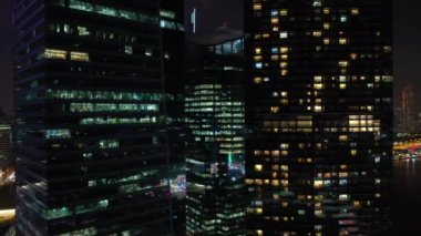 Işıklı Singapur şehir havadan panorama 4k görüntüleri üzerinde Gece uçuş