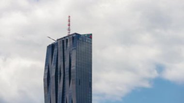 güneşli gün viyana şehir modern şehir gökdelen üst panorama 4k timelapse avusturya