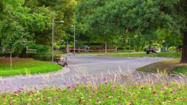 viyana şehir akşam saat central park kare çiçekler panorama 4k timelapse avusturya
