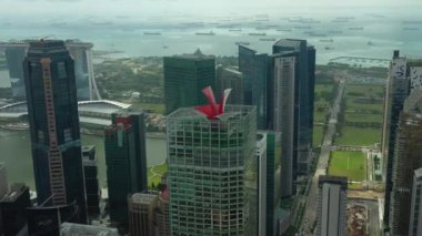 Singapur şehir havadan panorama 4k görüntüleri üzerinde gündüz uçuş