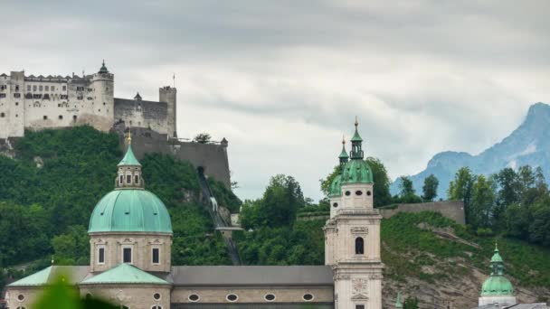 Día Nublado Salzburgo Ciudad Famoso Castillo Funicular Montaña Punto Vista — Vídeo de stock
