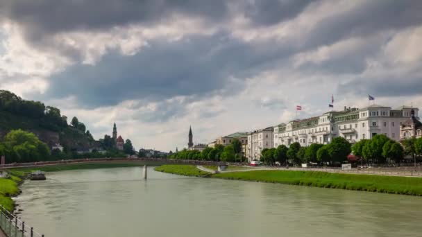 Dia Ensolarado Salzburgo Cidade Centro Ribeirinha Panorama Timelapse Áustria — Vídeo de Stock