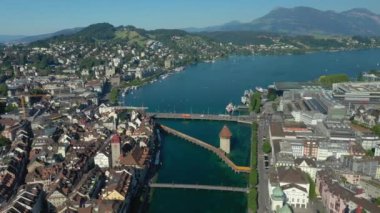 luzern şehir merkezi nehir kenarı göl görünümü gün batımı zaman hava panorama 4k İsviçre üzerinde uçuş