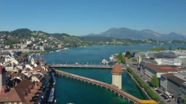 luzern şehir merkezi nehir kenarı üzerinde uçuş yaz günü gün batımı zaman hava panorama 4k İsviçre