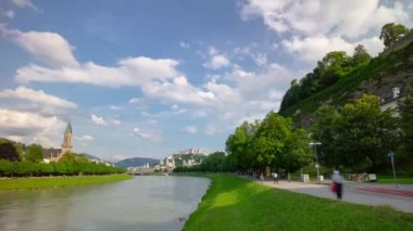 güneşli gün salzburg şehir nehir kenarı park panorama 4k timelapse avusturya