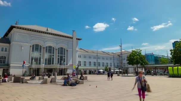 Ηλιόλουστη Μέρα Σάλτσμπουργκ Κεντρικός Σιδηροδρομικός Σταθμός Γεμάτο Πλατεία Σιντριβάνι Πανόραμα — Αρχείο Βίντεο