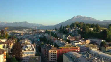 luzern şehir merkezi nehir kenarı tren istasyonu günbatımı zaman hava panorama 4k İsviçre üzerinde uçuş