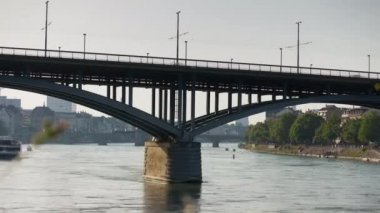 Basel nehri üzerinde yaz günü uçuşu havadan panorama 4K zamanlaması