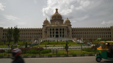 Güneşli Bangalore şehri ünlü saray öndeki trafik sokağı Panorama 4k Hindistan