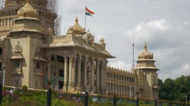 Güneşli Bangalore şehri ünlü saray öndeki trafik sokağı Panorama 4k Hindistan
