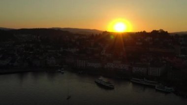 Gün batımında Luzern şehir merkezi nehir kenarı manzarası üzerinde uçuş.