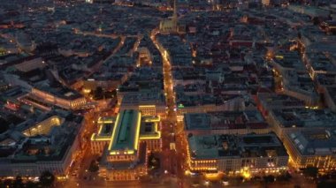 Viyana şehir manzarası alacakaranlık aydınlatması merkezi trafik caddeleri havadan manzara 4k austria