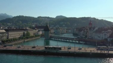 luzern şehir merkezi nehir kenarı tren istasyonu günbatımı zaman hava panorama 4k İsviçre üzerinde uçuş