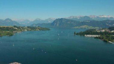 Luzern şehir merkezinin üzerinden uçuş nehir kenarı panorama 4k