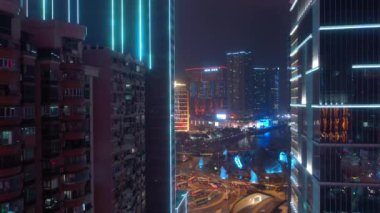 Macau Adası, şehrin manzarasını aydınlatmıştır. 4K gece çekimleri Çin porselenidir.