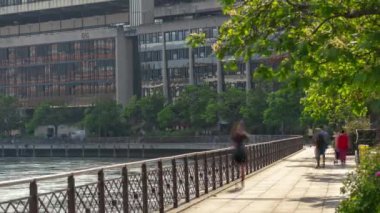 İsviçre güpegündüz Cenevre 'de yaşayan insanlar sokak saatleri ile panorama 4k
