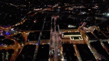 Viyana şehir manzarası gece vakti merkez trafik caddeleri hava manzarası 4k Avusturya