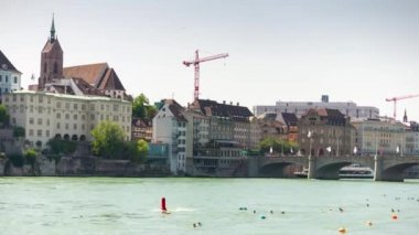 Basel nehri üzerinde yaz günü uçuşu havadan panorama 4K zamanlaması