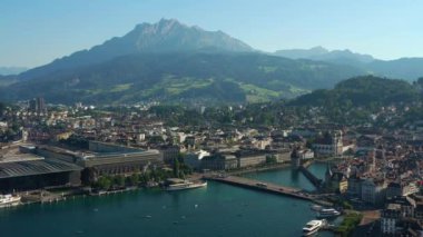 Gündüz vakti Luzern Şehir Merkezi üzerinden uçuş Hava Panorama 4k İsviçre