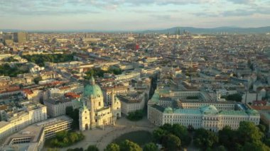 Viyana şehir manzarası gündüz vakti merkez trafik caddeleri hava manzarası 4k austria