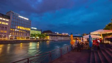 İsviçre güpegündüz Cenevre 'de yaşayan insanlar sokak saatleri ile panorama 4k