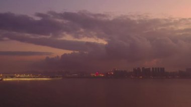 Macau şehri bulutlu akşam havası deniz kenarı manzaralı 4k porselen