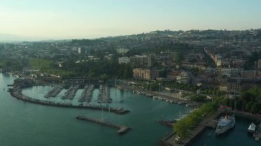 Luzern üzerinde uçuş. Şehir trafiği. Hava panorama 4k zaman ayarlı görüntüler