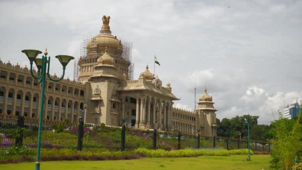 Ensolarado Bangalore Cidade Famoso Palácio Frente Quadrado Tráfego Rua Panorama — Vídeo de Stock