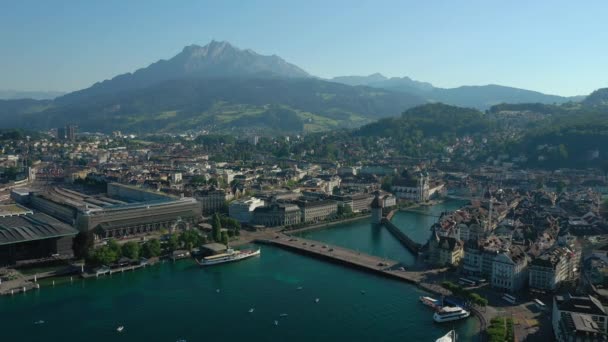 ルツェルン市内中心部の川沿いの湖ビュー夕日時間空中パノラマ4Kスイス上空飛行 — ストック動画