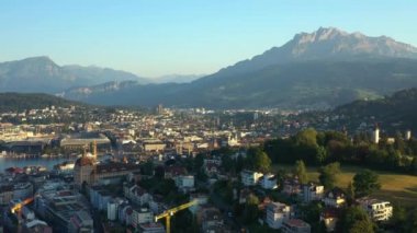 luzern şehir merkezi nehir kenarı göl görünümü gün batımı zaman hava panorama 4k İsviçre üzerinde uçuş