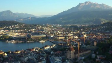 Gündüz vakti Luzern Şehir Merkezi üzerinden uçuş Hava Panorama 4k İsviçre