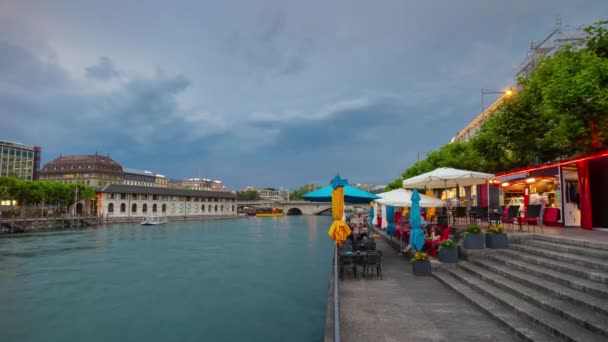 Sviçre Güpegündüz Cenevre Yaşayan Insanlar Sokak Saatleri Ile Panorama — Stok video