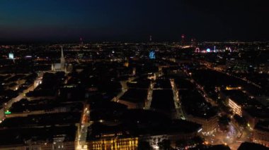 Viyana şehir manzarası gece vakti merkez trafik caddeleri hava manzarası 4k Avusturya