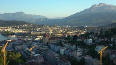 luzern şehir merkezi nehir kenarı göl görünümü gün batımı zaman hava panorama 4k İsviçre üzerinde uçuş