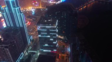 Macau Adası, şehrin manzarasını aydınlatmıştır. 4K gece çekimleri Çin porselenidir.