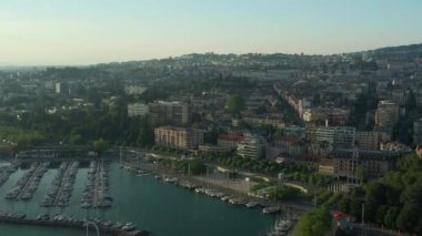 Luzern üzerinde uçuş. Şehir trafiği. Hava panorama 4k zaman ayarlı görüntüler
