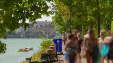Basel nehri üzerinde yaz günü uçuşu havadan panorama 4K zamanlaması