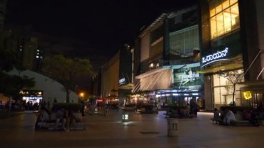 Bangalore şehri gece aydınlandı kalabalık sokak trafiği Panorama 4k Hindistan