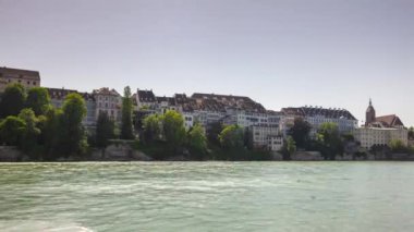Basel nehri üzerinde yaz günü uçuşu havadan panorama 4K zamanlaması