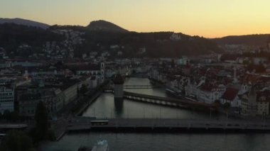 Gün batımında Luzern şehir merkezi nehir kenarı manzarası üzerinde uçuş.