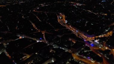 Viyana şehir manzarası gece vakti merkez trafik caddeleri hava manzarası 4k Avusturya