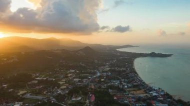 Samui Adası 'nın ünlü tatil köyü sahil şeridi havacılık panorama 4K Timelapse thailand