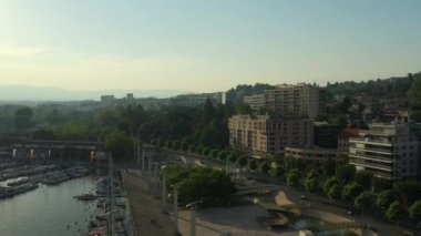 Luzern üzerinde uçuş. Şehir trafiği. Hava panorama 4k zaman ayarlı görüntüler